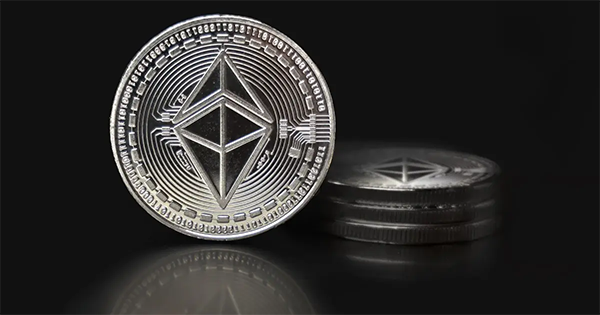 イーサリアムが8カ月ぶりに4000ドル突破、上場企業のETH財務戦略が背景に
