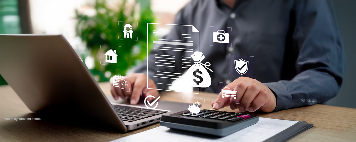 パソコン見ながら電卓叩く人