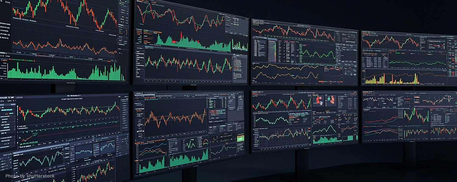 複数のモニターに映る様々なチャート