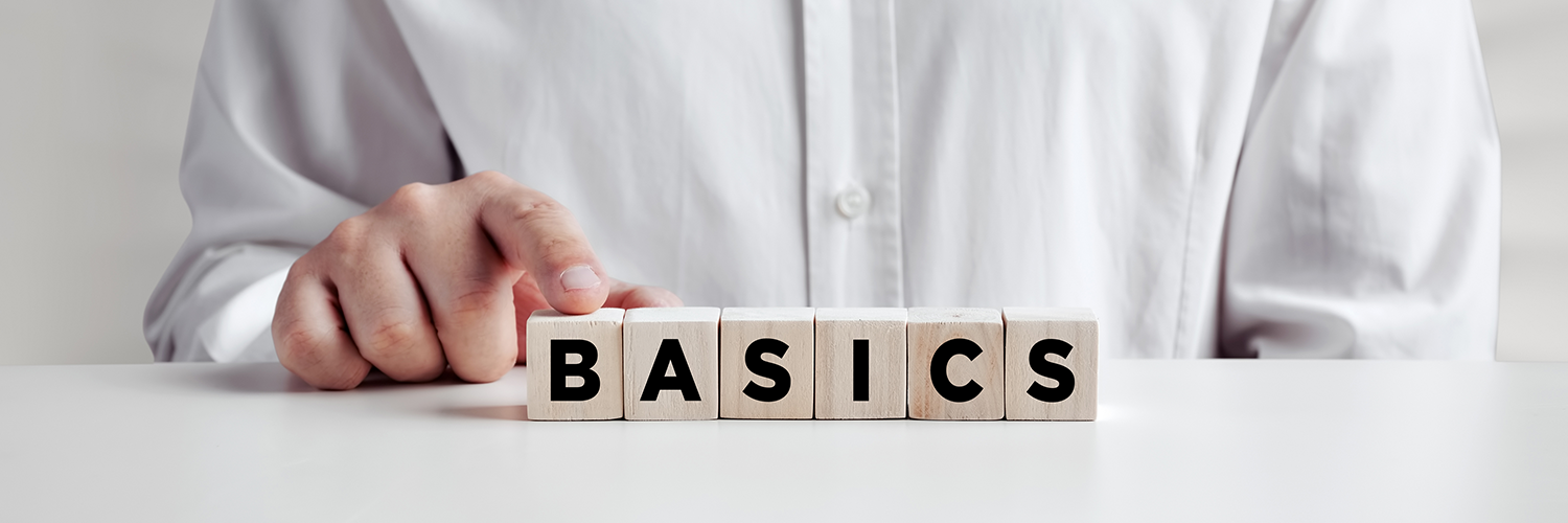 積み木にBASICSの文字と男性