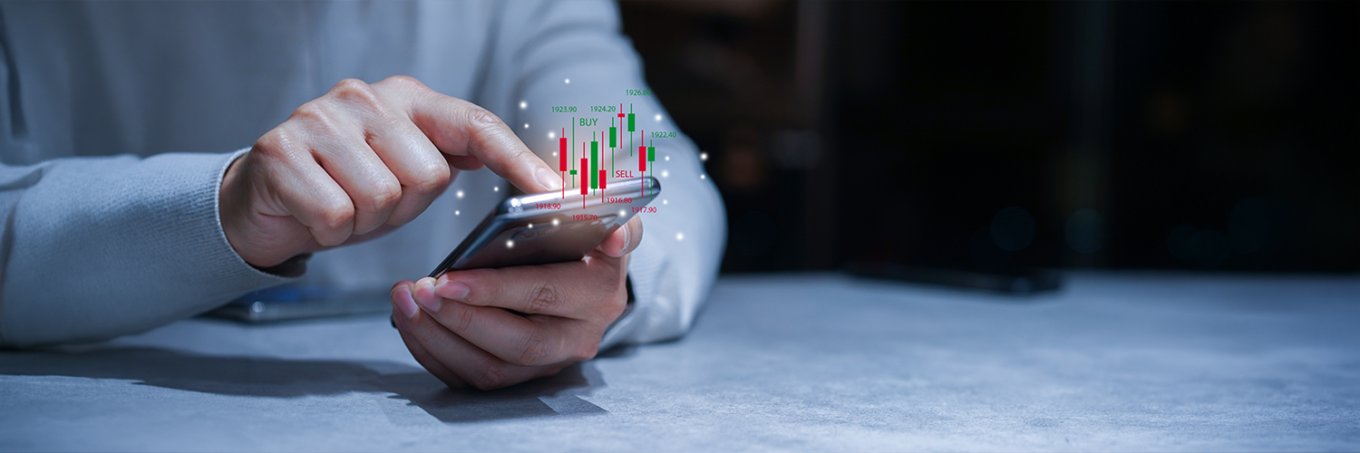 スマホでトレードする人のイメージ