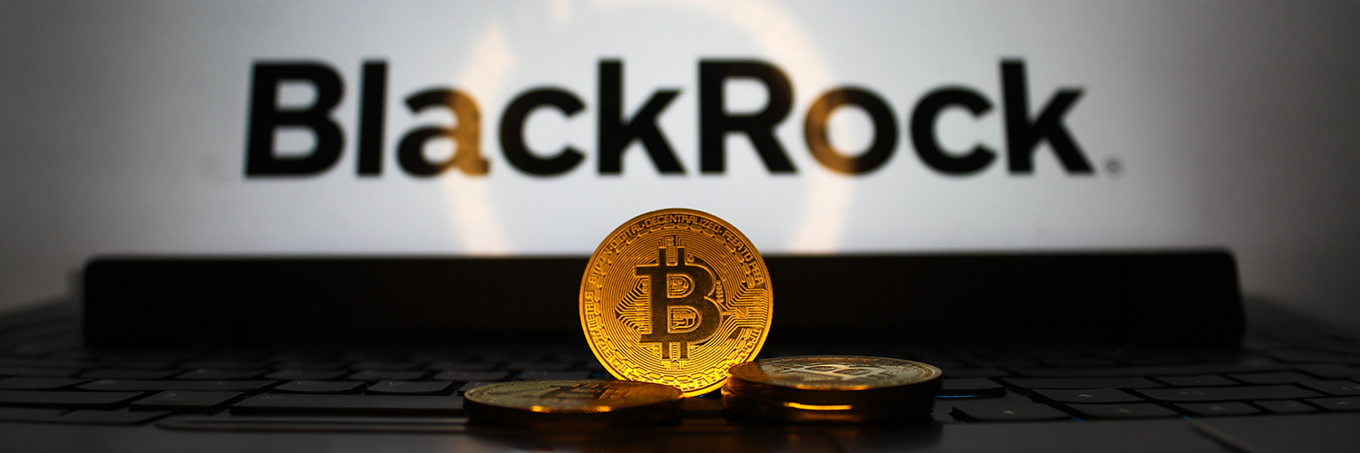 BLACKROCKのロゴとビットコイン