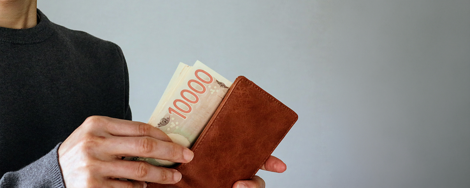 財布からお金を出す人