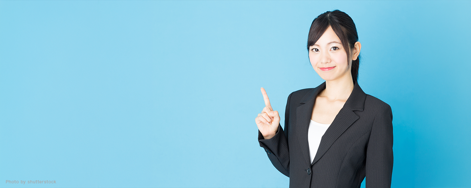 人差し指を立てる女性