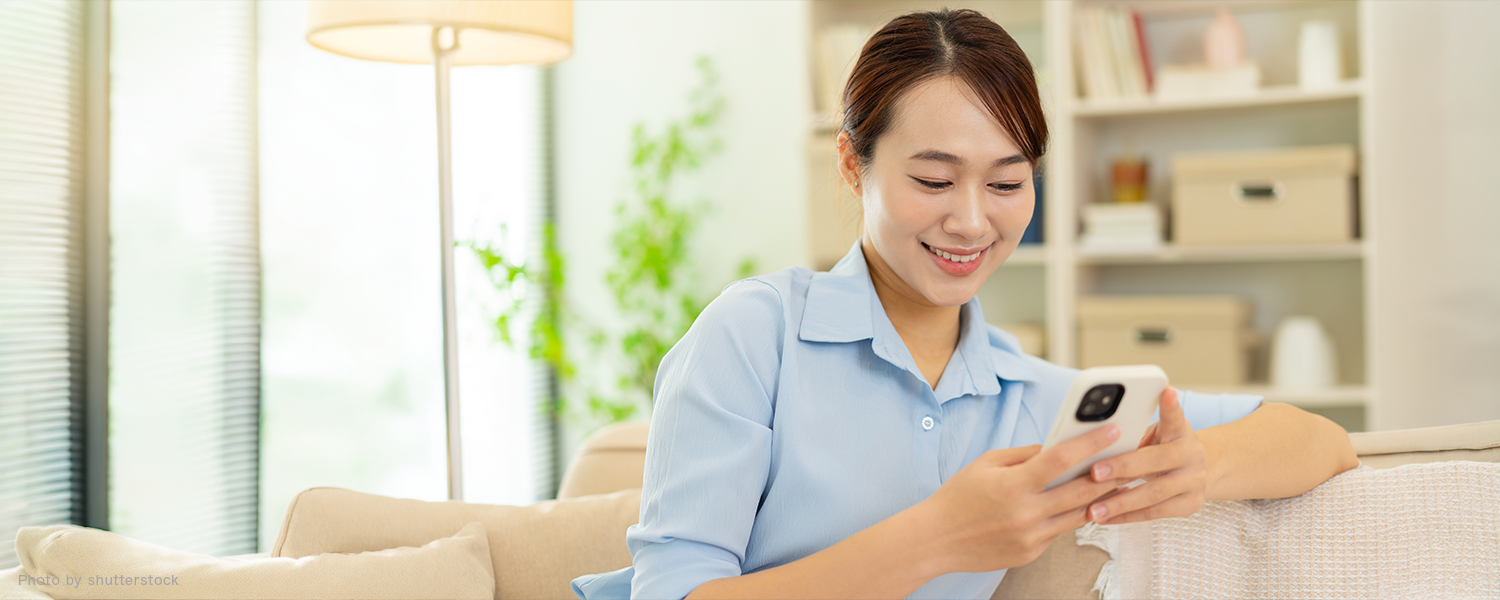 嬉しそうにスマホを眺める女性