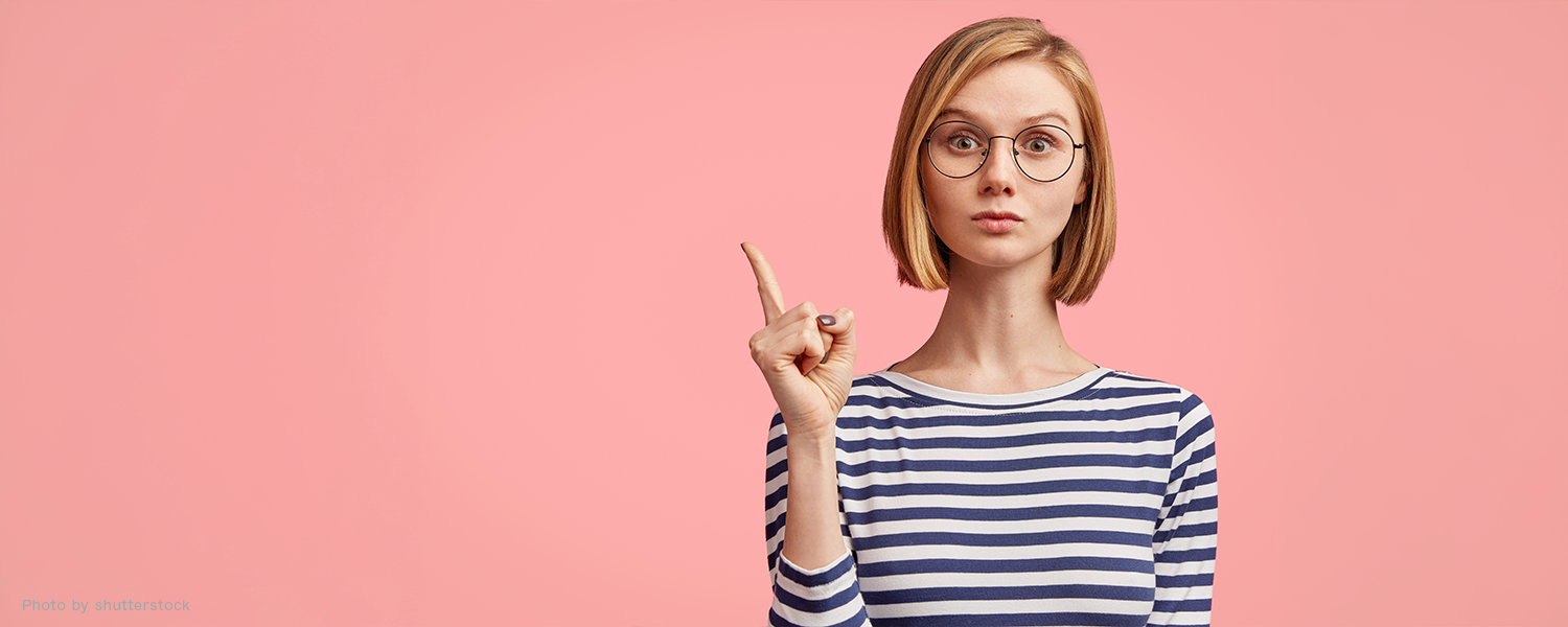 人差し指を立ててる女性