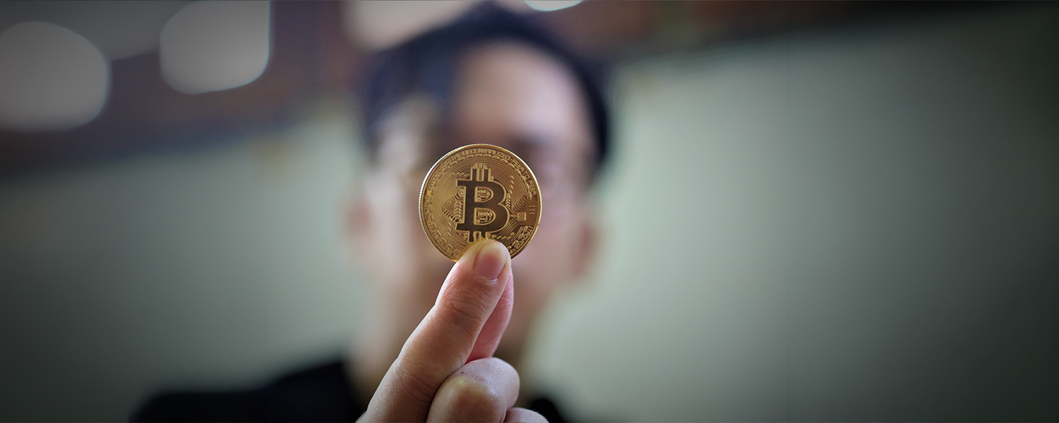 サトシ・ナカモトとビットコインを表すイメージ