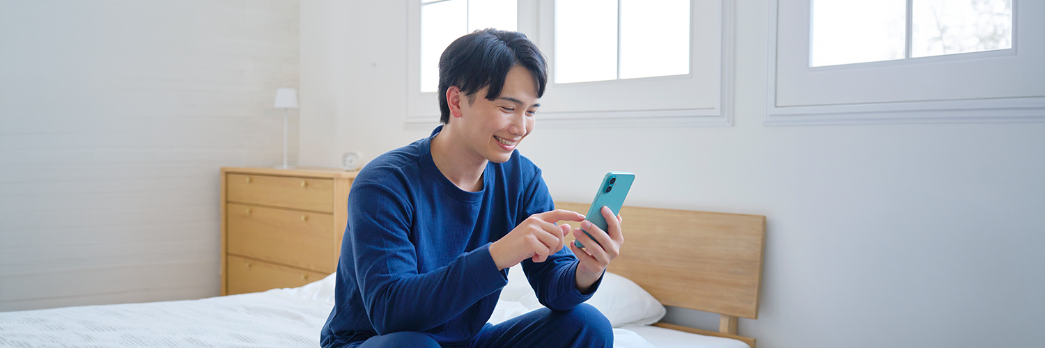 スマホを操作する男性