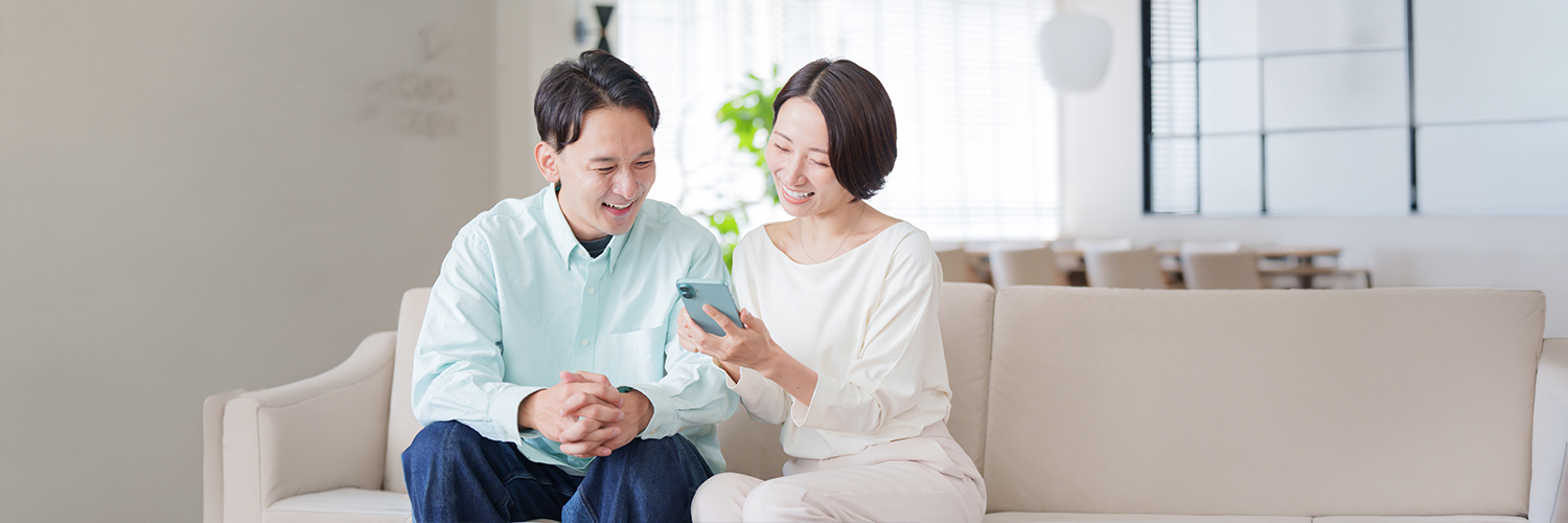 スマホを操作する男女